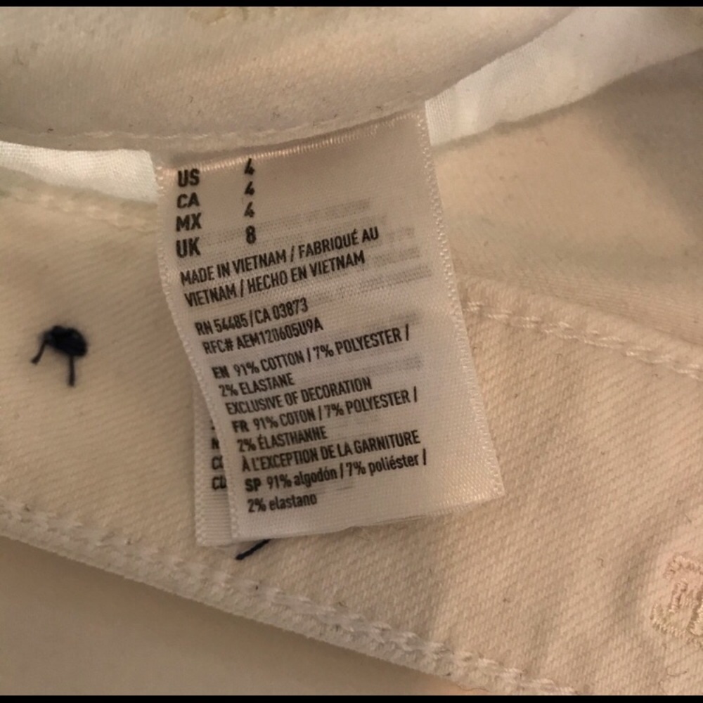 American Eagle Outfitter Distressed White Shorts - Picture 4 of 4